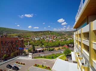 Отель Sheraton Grand Tbilisi Metechi Palace Тбилиси Представительский люкс с 1 спальней, 1 кроватью размера «king-size», балконом и видом на город-3