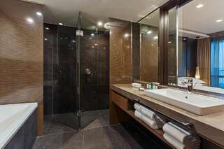 Отель Sheraton Grand Tbilisi Metechi Palace Тбилиси Представительский люкс с 1 спальней, 1 кроватью размера «king-size», балконом и видом на город-5