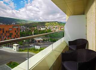 Отель Sheraton Grand Tbilisi Metechi Palace Тбилиси-6